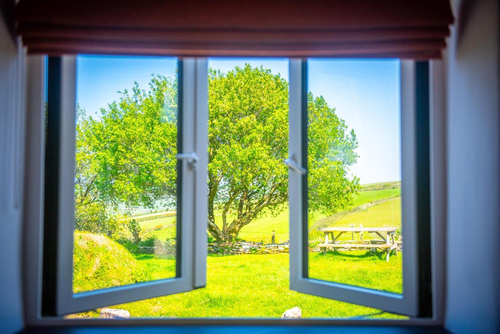 Polrunny Farm Seaberry Cottage With A Sea View And Log Burner Боскасл Экстерьер фото